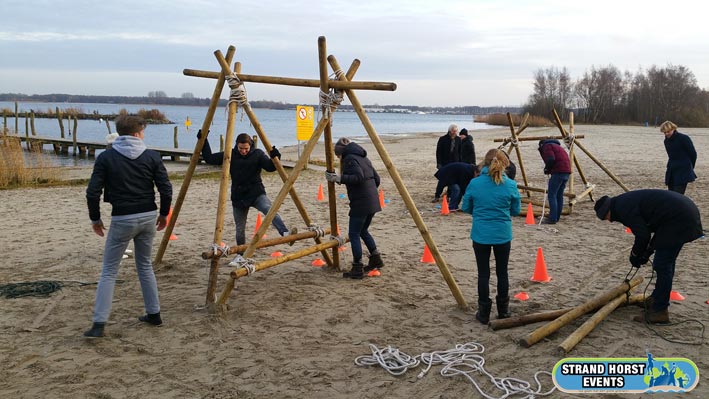 Bruggen bouwen als teambuilding activiteit op het strand.