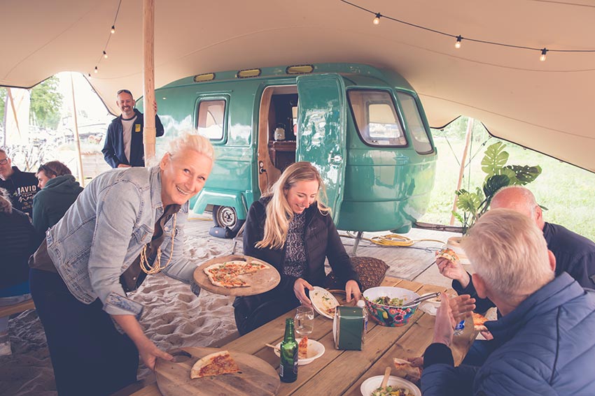 Pizza's worden rond gebracht bij de gasten bij de Pizza-Experience.