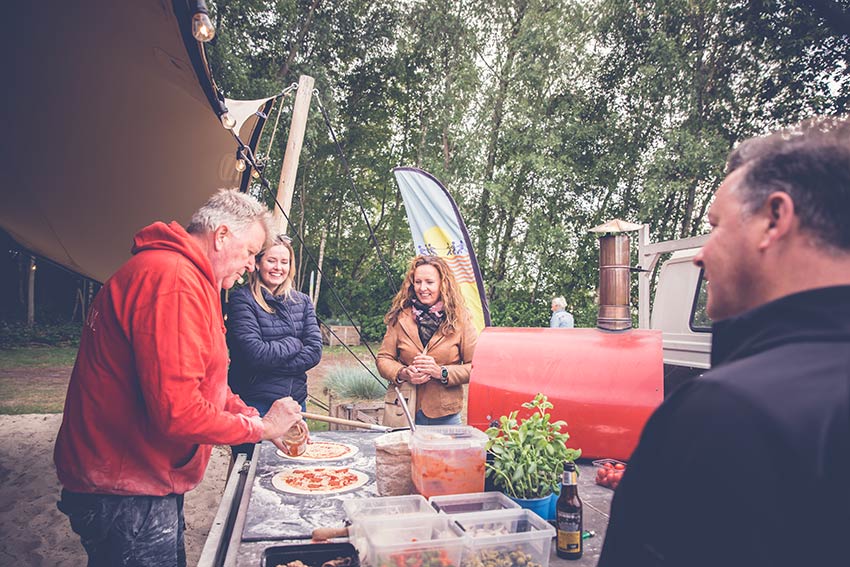 Pizza's worden vers bereid.
