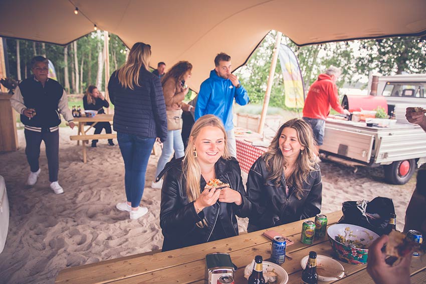 Mensen die genieten van lekker eten tijdens de Pizza-Experience