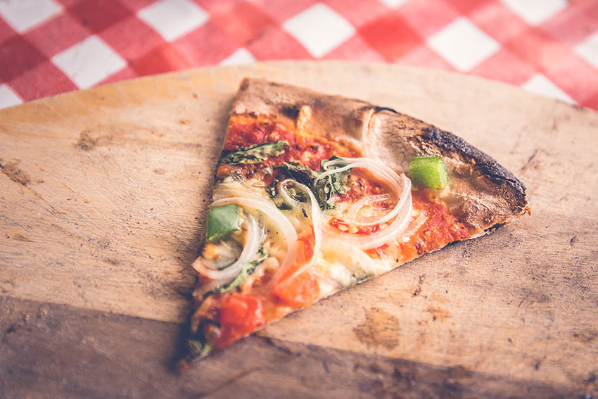 Vers gebakken pizzapunt.